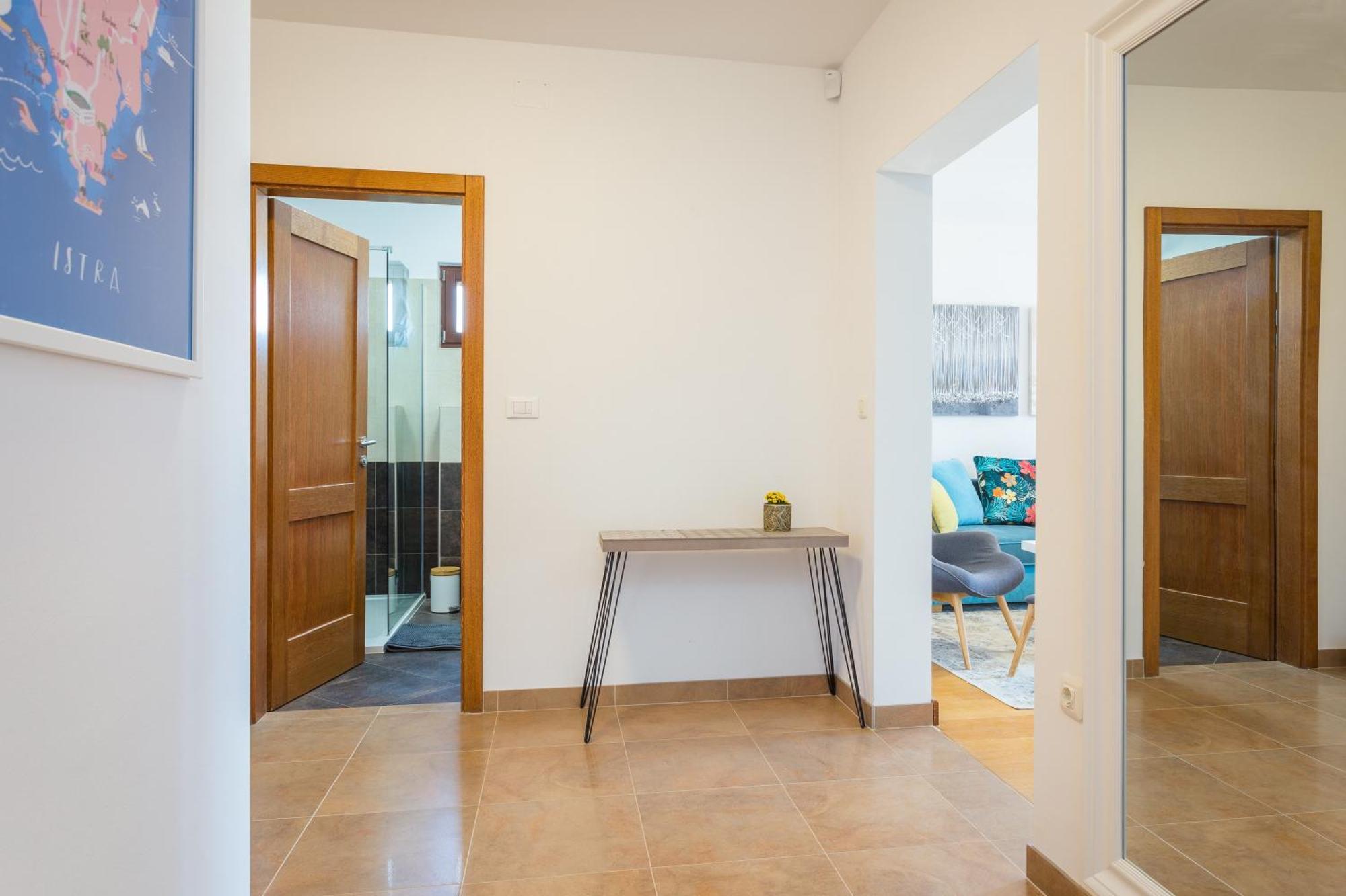 Apartments Cesare With Shared Pool Ližnjan الغرفة الصورة