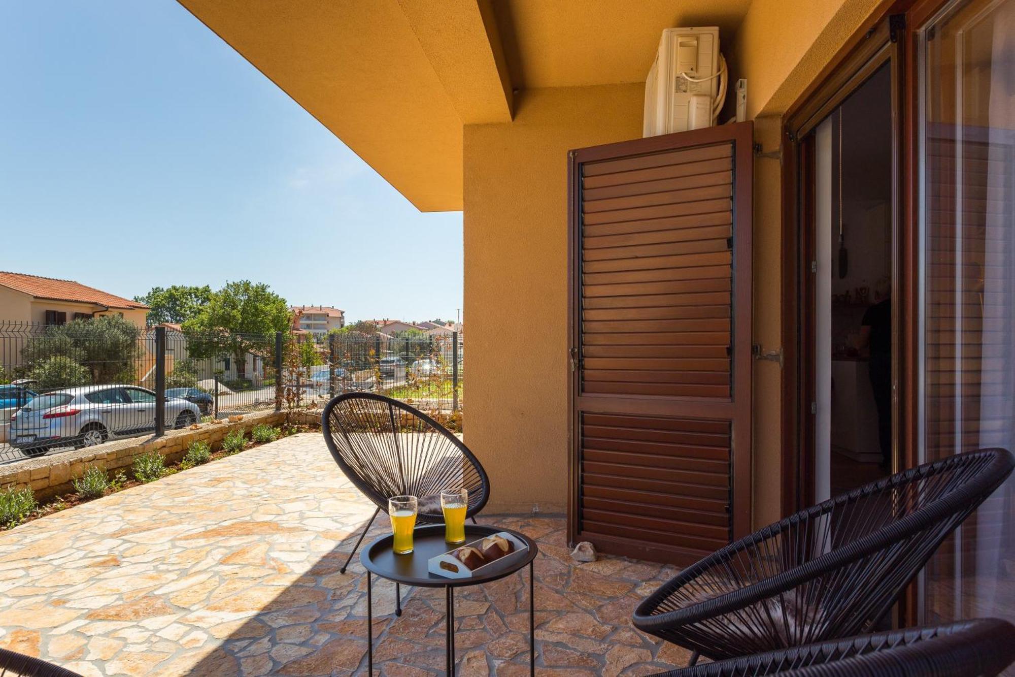Apartments Cesare With Shared Pool Ližnjan الغرفة الصورة