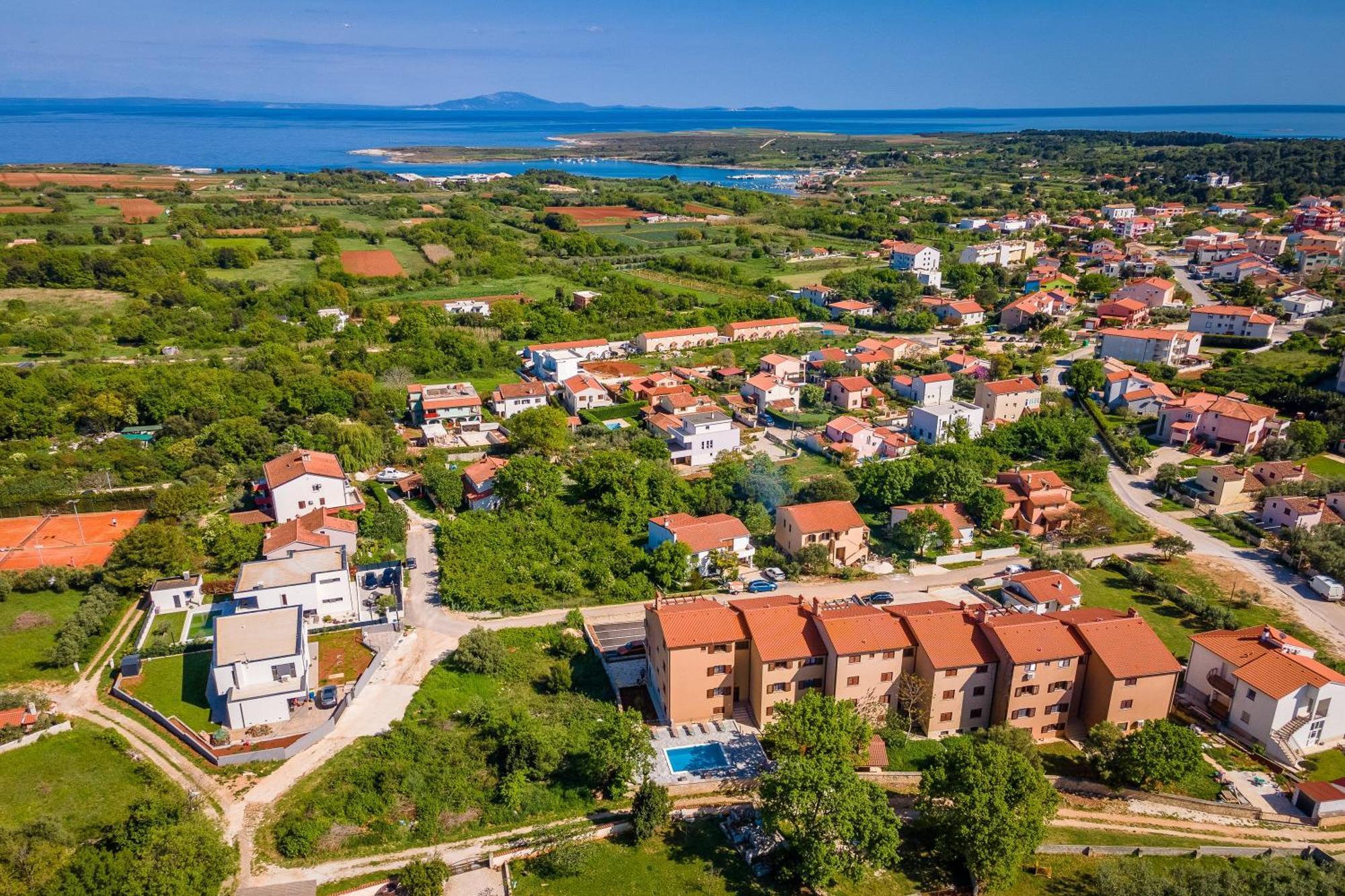 Apartments Cesare With Shared Pool Ližnjan الغرفة الصورة